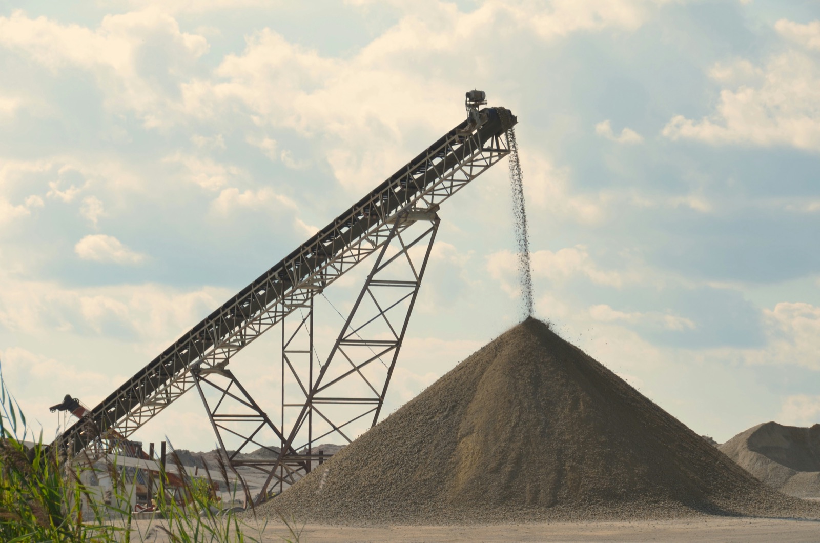 Stacker conveyor over a stockpile
